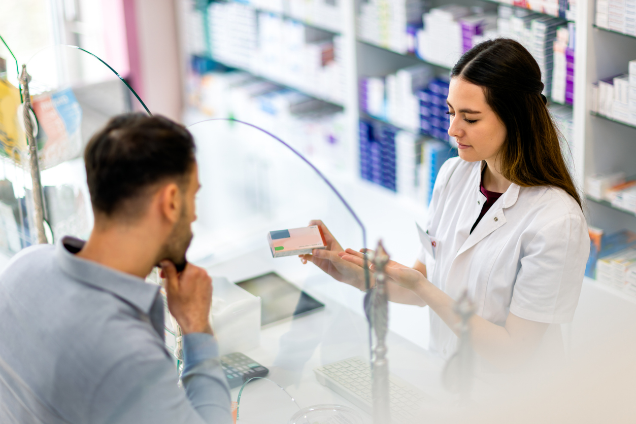 Eine Apothekerin überreicht einem Patienten ein Medikament: Generika sind ein wesentlicher Teil der Arzneimittelversorgung. Copyright: © Jovanmandic/iStock