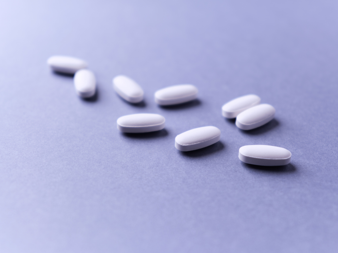 Tabletten liegen auf einer blau-violetten Fläche: Der Österreichische Generikaverband setzt sich für Generika in Österreich ein. Copyright: © Eugeniusz Dudzinski/iStock