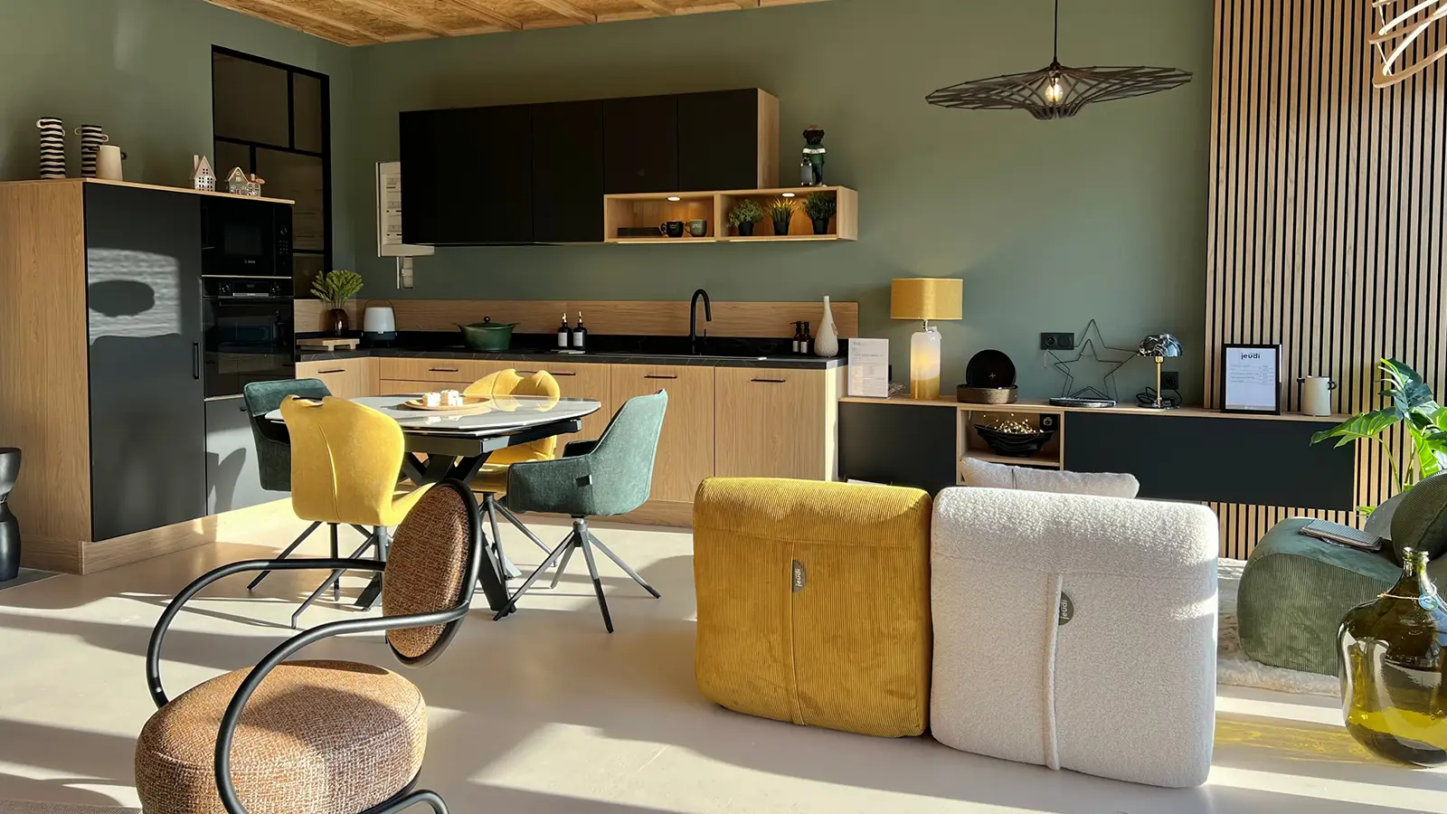 Concept store So!cozi, cuisine et espace repas exposés en showroom