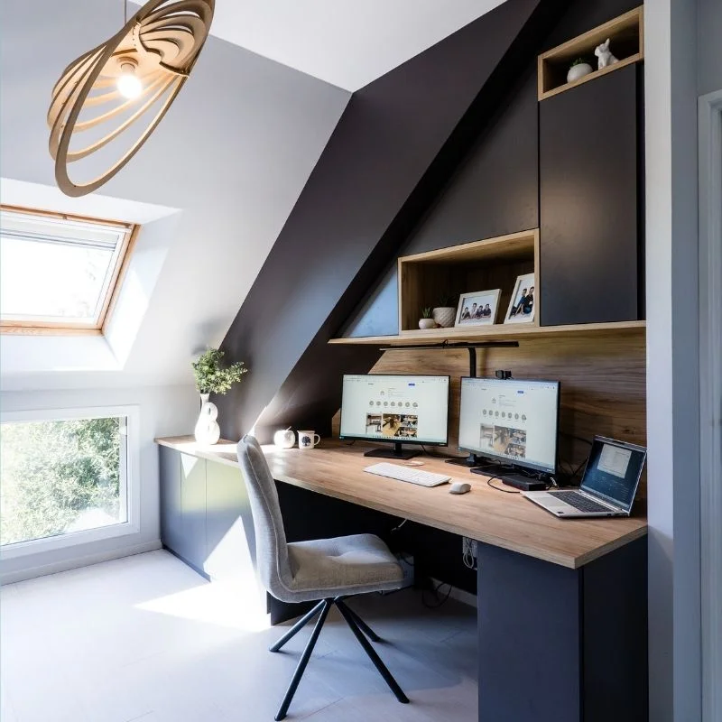 Bureau sur mesure aménagé sous pente de toit avec double écran, réalisation So!cozi