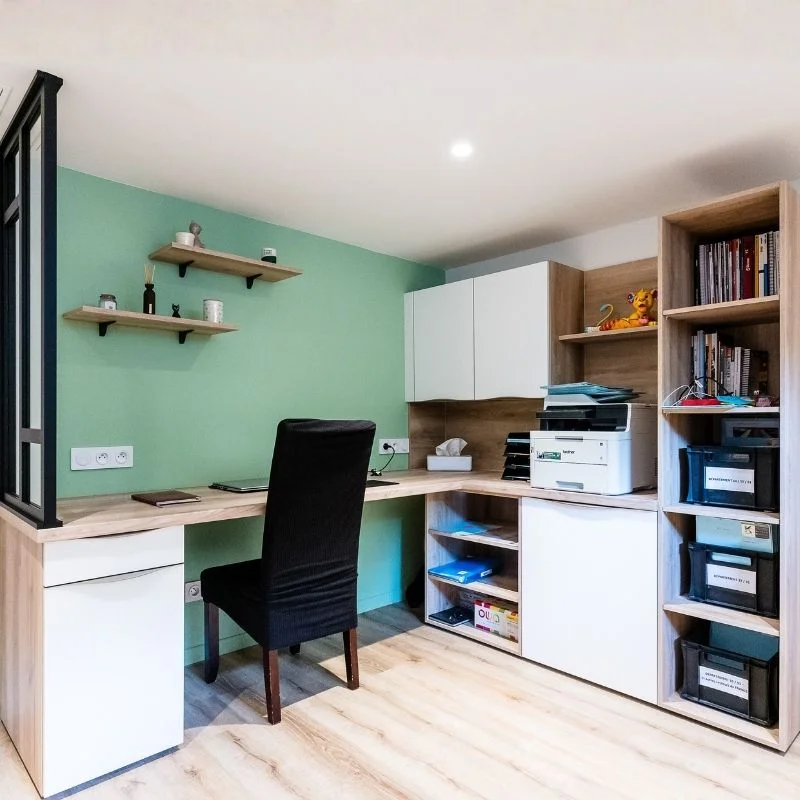 Bureau d'angle avec murt vert amande, caisson et rangements bois, aménagement So!cozi