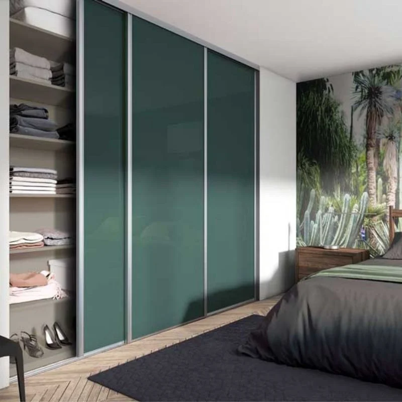 Portes coulissantes vert émeraude pour dressing, aménagement chambre de Coulidoor pouvant être réalisé So!cozi