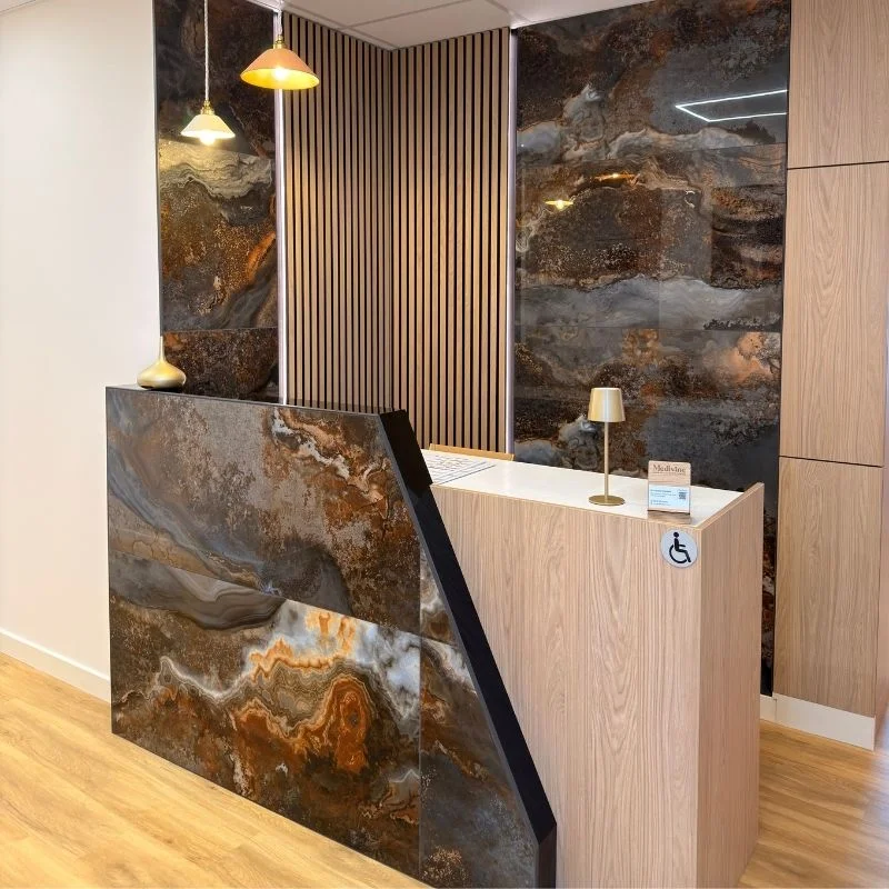 Dressing sur mesure en bois avec îlot central noir et habillage marbre, pouvant être réalisé par So!cozi