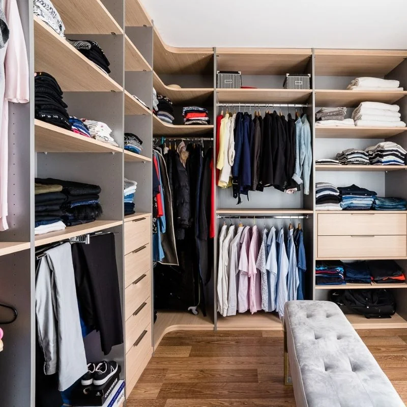 Dressing en bois clair aménagé sous combles avec penderie et rangements, So!cozi