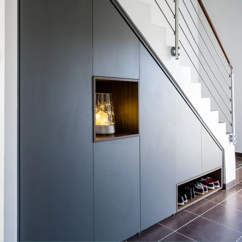 Meuble sur mesure sous escalier avec niche lumineuse et rangement à chaussures, So!cozi