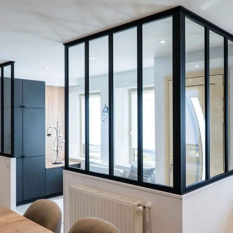 Verrière d'angle sur mesure dans une entrée et aménagement sur mesure réalisé par So!Cozi