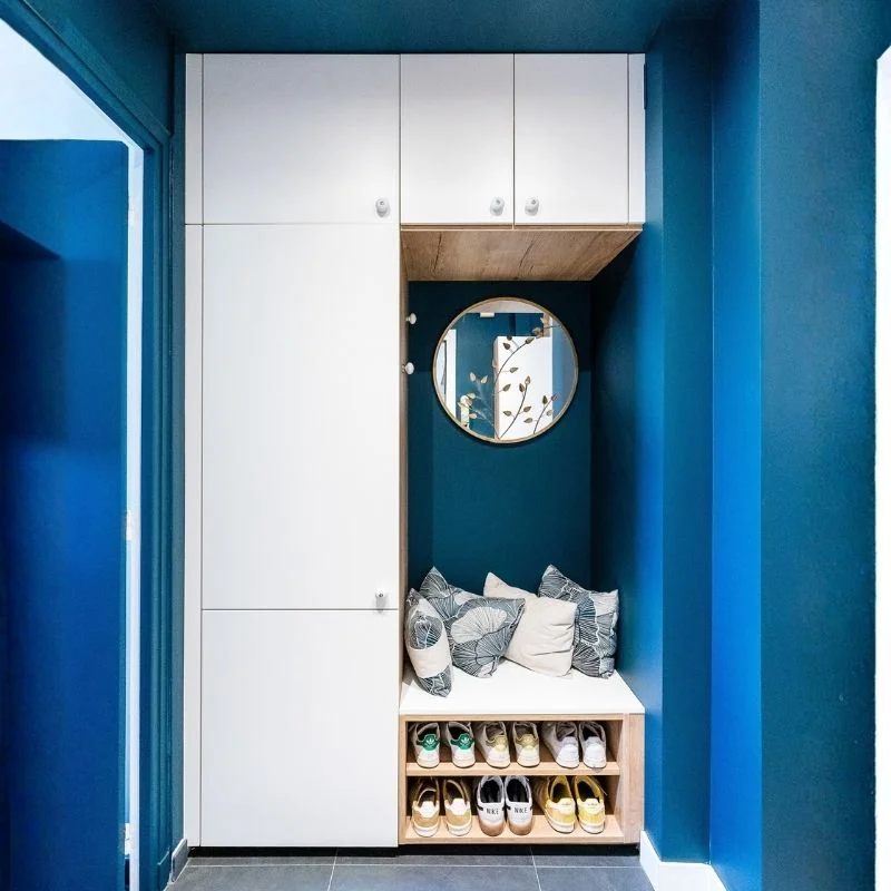 Meuble d'entrée sur mesure bleu et blanc avec banc et rangement à chaussures, réalisation So!cozi
