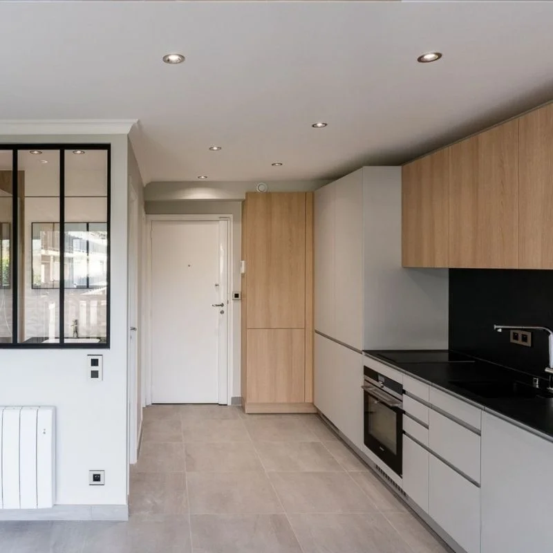 Cuisine moderne bois et blanc avec verrière après rénovation, réalisation So!cozi