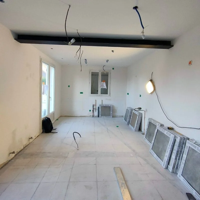 Rénovation d'une cuisine blanche avec poutre apparente en cours pour un projet So!Cozi
