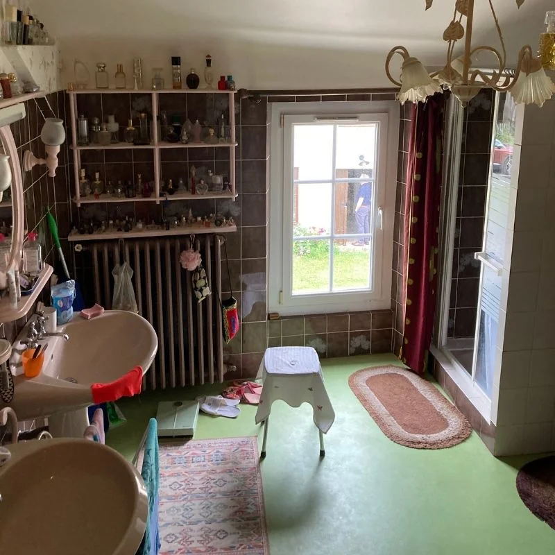 Ancienne salle de bain avec carrelage vintage avant rénovation, projet So!cozi