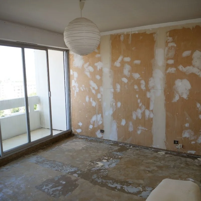 Chambre en cours de rénovation, murs décapés avant enduit, chantier So!cozi
