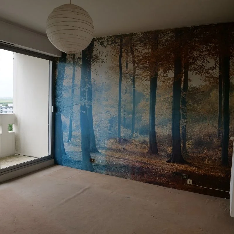 Chambre avant rénovation avec papier peint forêt vieillissant, projet So!cozi