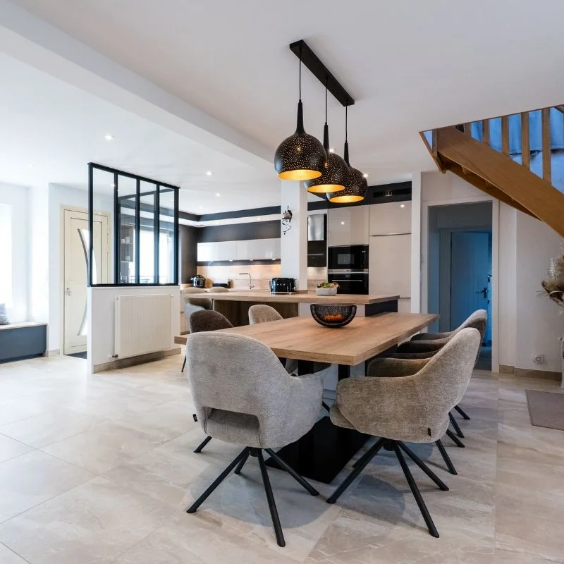 Cuisine ouverte moderne avec îlot et verrière après rénovation, réalisation So!cozi