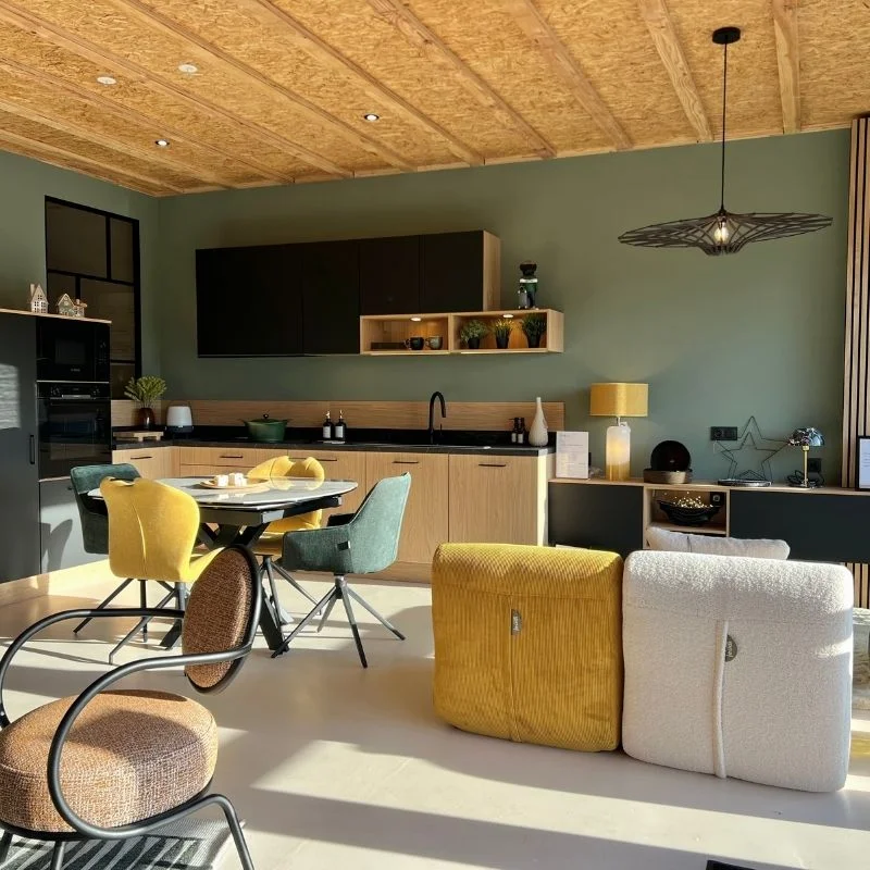 Concept store So!cozi, cuisine et espace repas exposés en showroom
