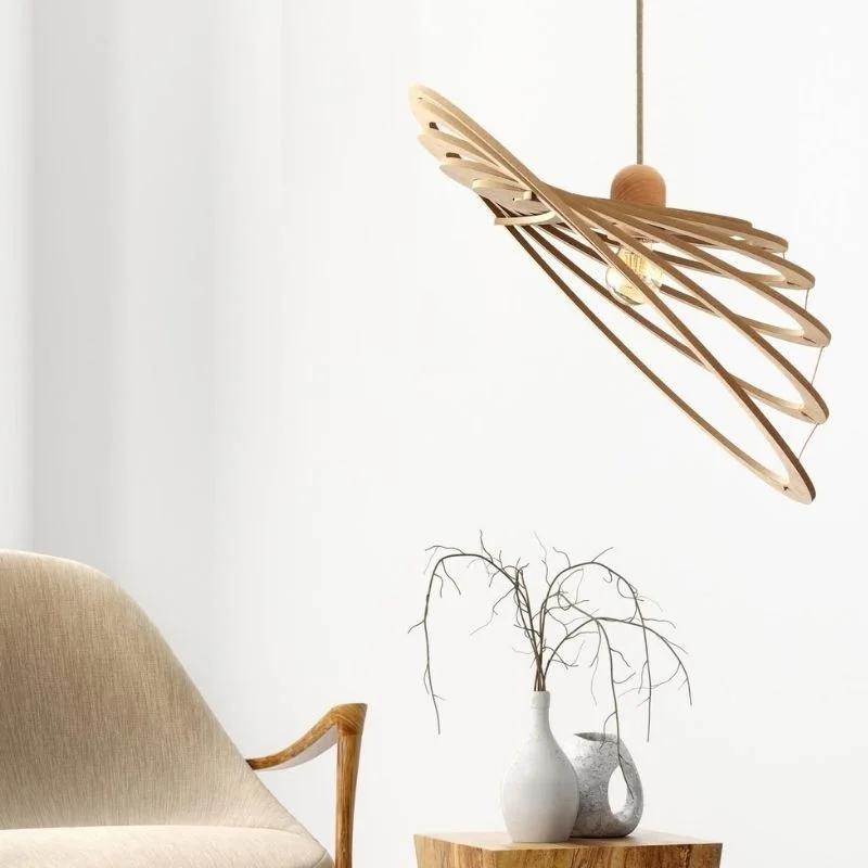 Suspension RIF en bois au-dessus d'une table, avec deux vases décoratifs et une chaise rembourrée beige. Disponible chez So!Cozi