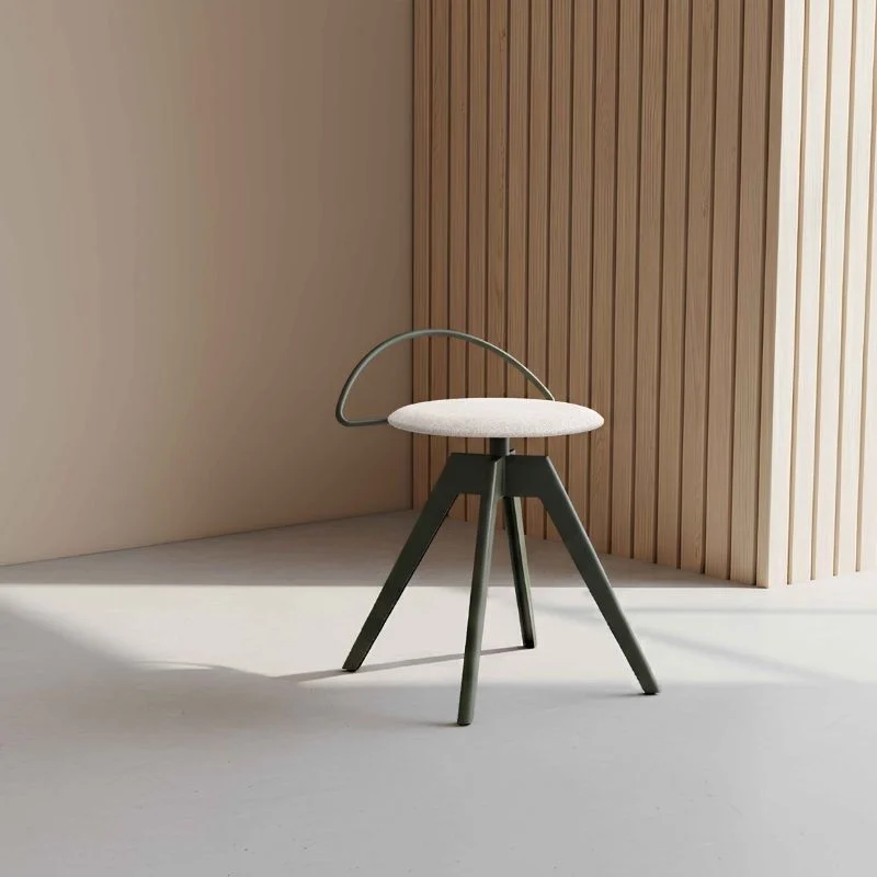 Tabouret Wild de Mobilier Carrier, moderne à quatre pieds inclinés, assise ronde rembourrée et dossier incurvé en métal. Disponible chez So!Cozi