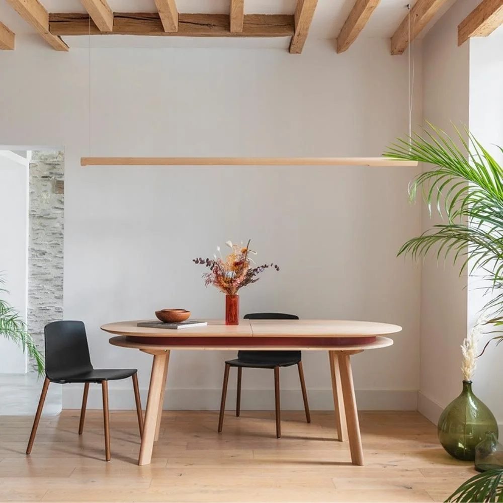 Table parati en bois massif de Drugeot, dans une salle à manger épurée.