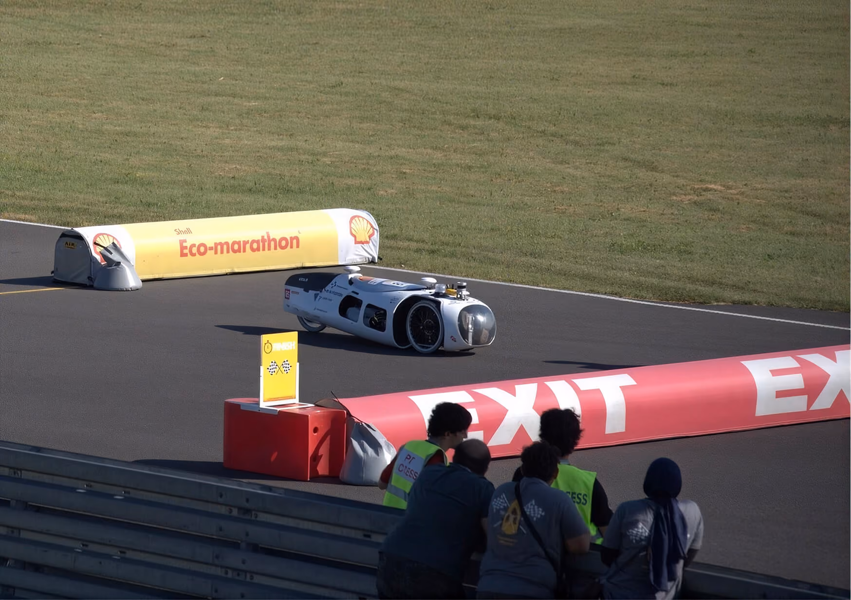 Test vehicle instrumented for centimetre-level positioning