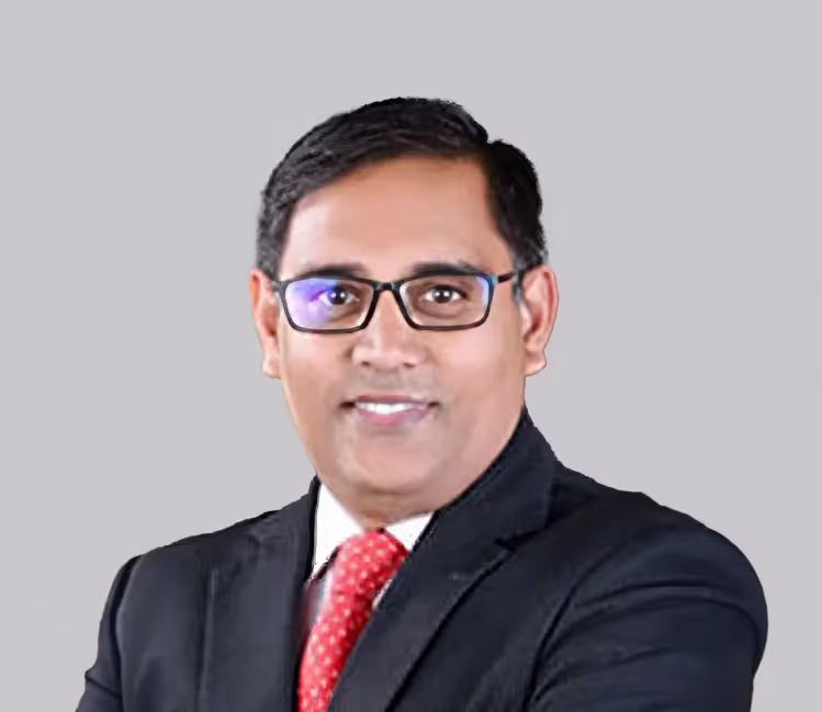 A man in a suit and tie posing for a picture.