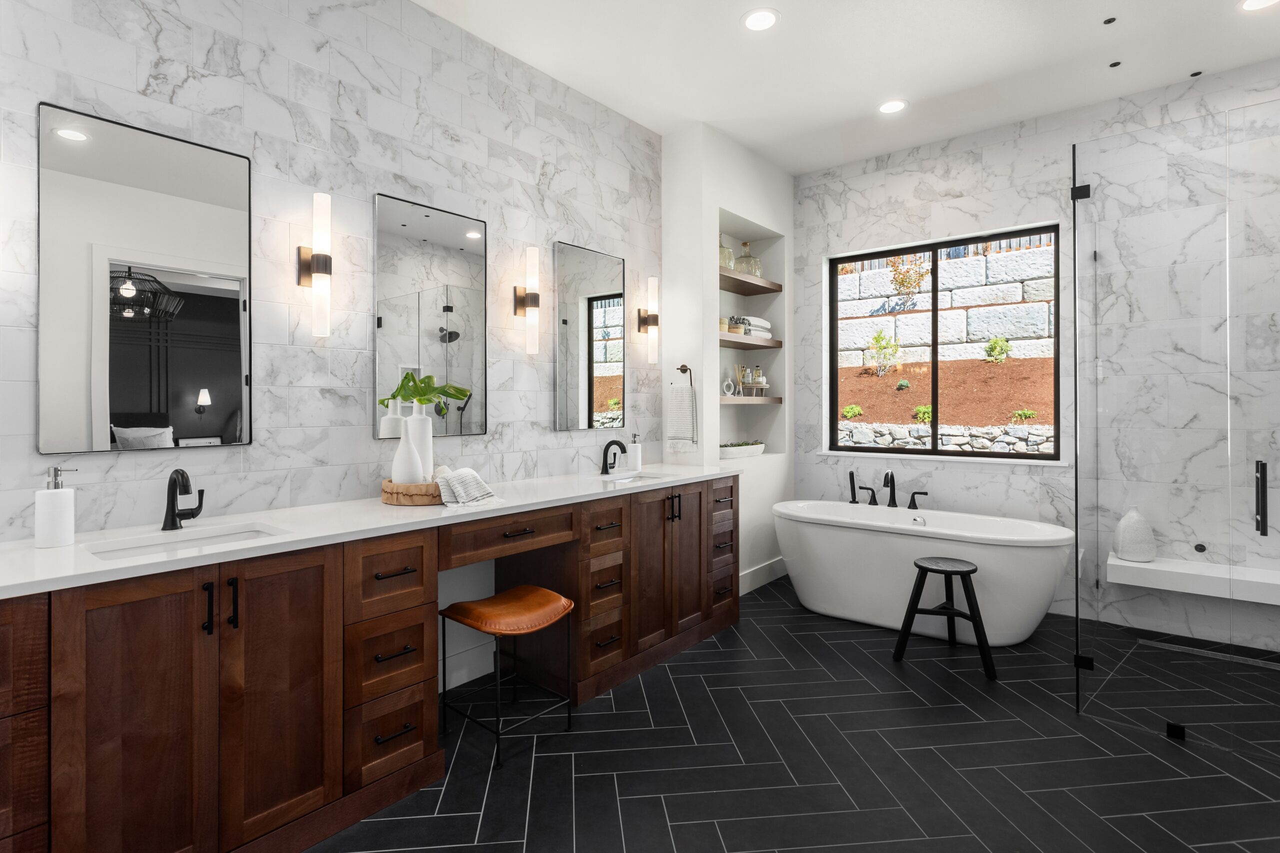 Beautiful,bathroom,in,luxury,home,with,double,vanity,,bathtub,,and