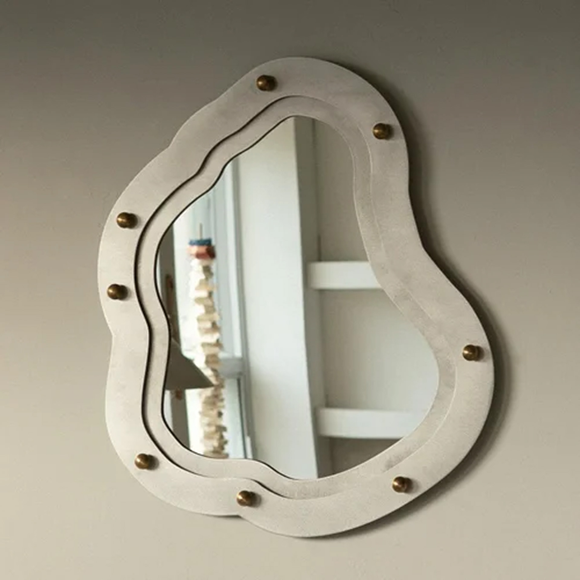 Miroir mural ondulé en métal brossé avec rivets en laiton
