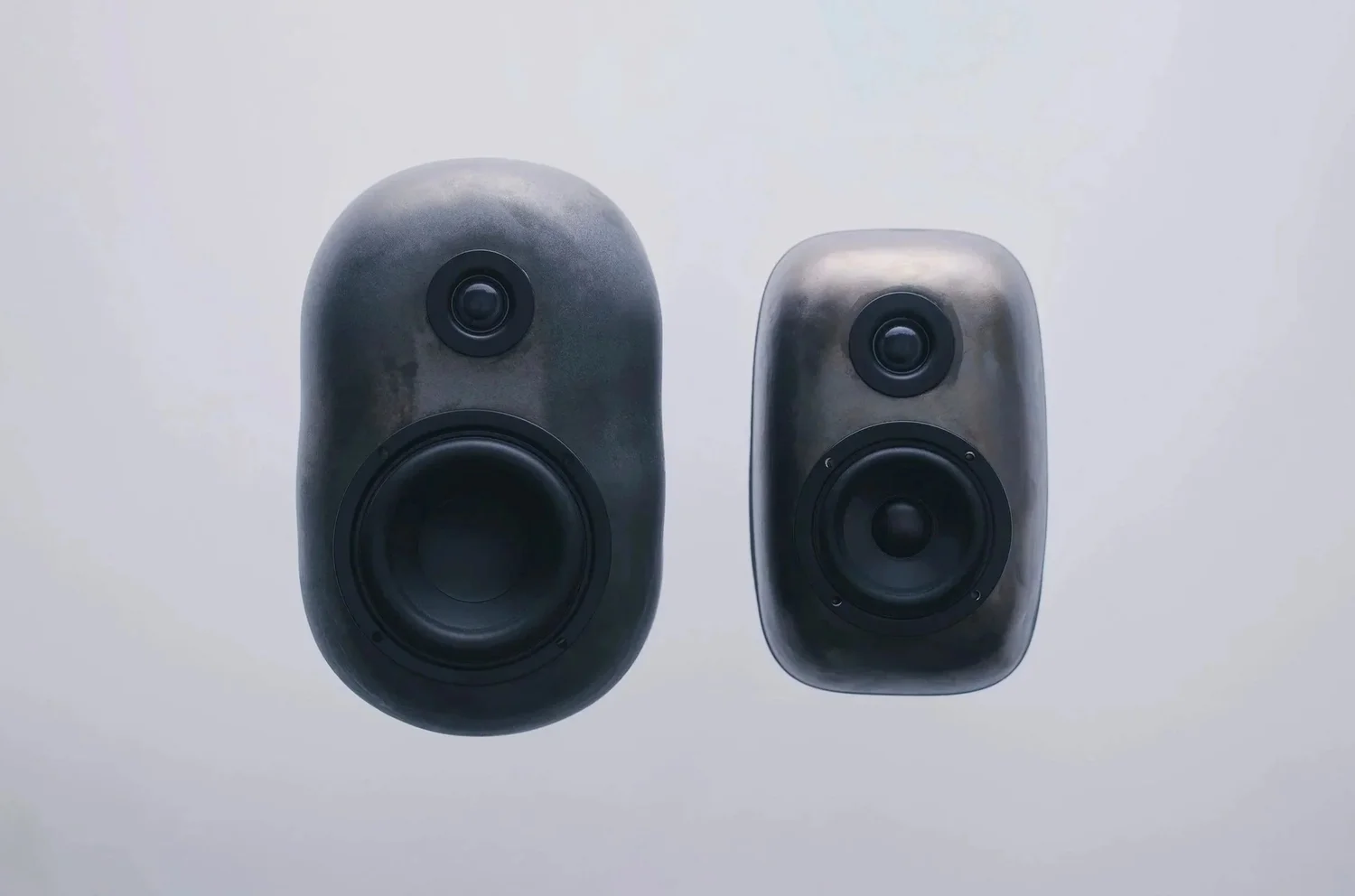 Deux enceintes coulées artisanales de MYCO AUDIO sur fond gris pâle