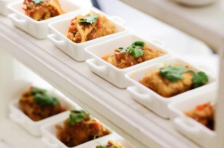 Fingerfood-Etagere beim Business-Catering von THE COURT