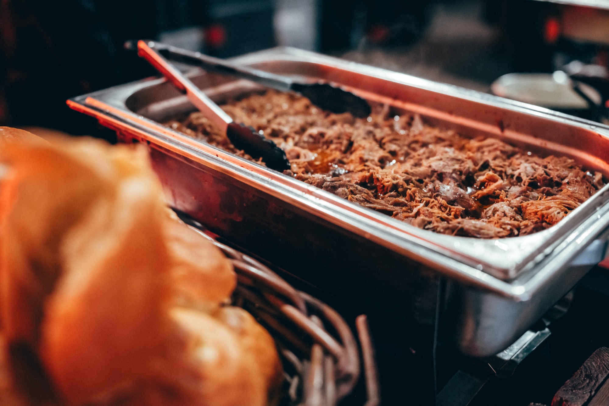 Warm angerichtetes Buffet von THE COURT — Catering für Troisdorf, Köln und Bonn
