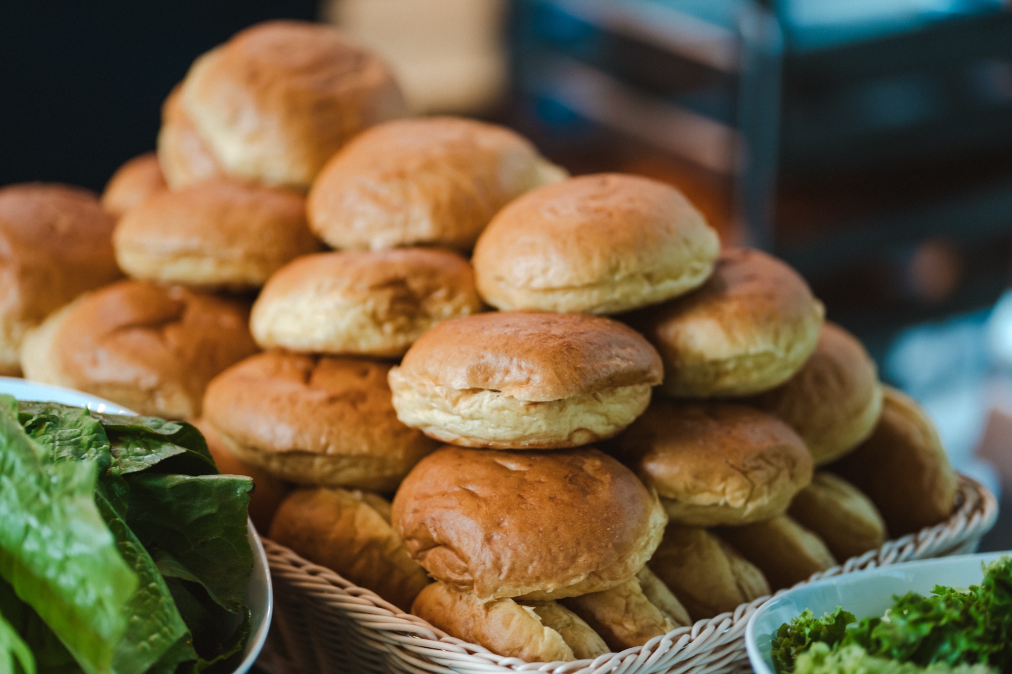 Frisch gebackene Brioche-Buns aus der THE-COURT-Küche