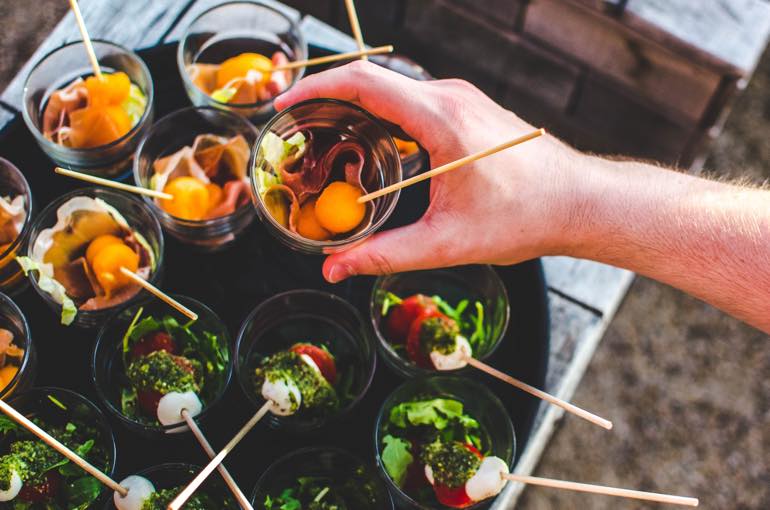 Fingerfood im Gläschen bei einem Empfang