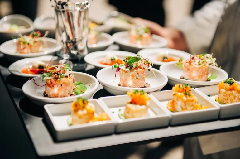 Fingerfood & Flying Buffet — Häppchen in Runden serviert