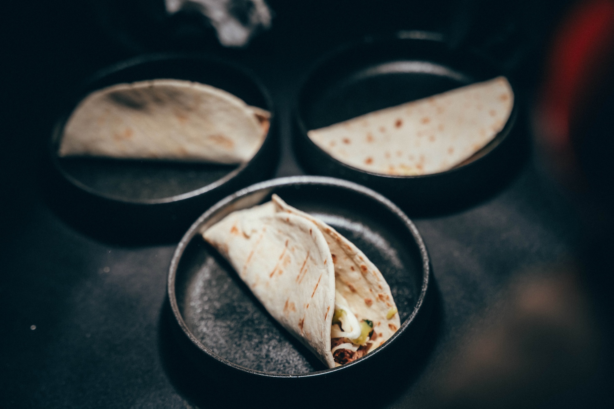 Fingerfood-Wraps, dunkel und editorial fotografiert