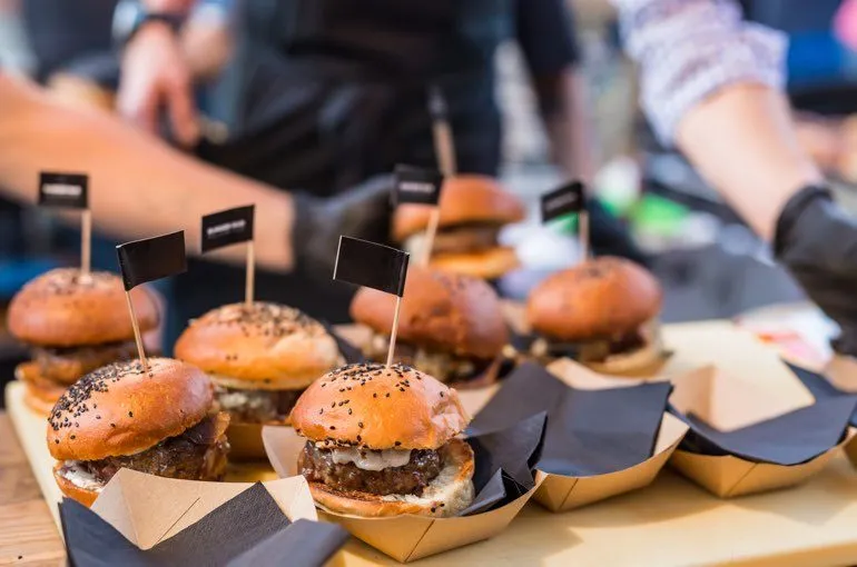 Mini-Burger am Buffet einer Firmenfeier — Catering von THE COURT