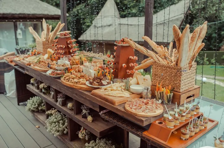 Festlich aufgebaute Buffetstrecke bei einer privaten Feier — Catering von THE COURT