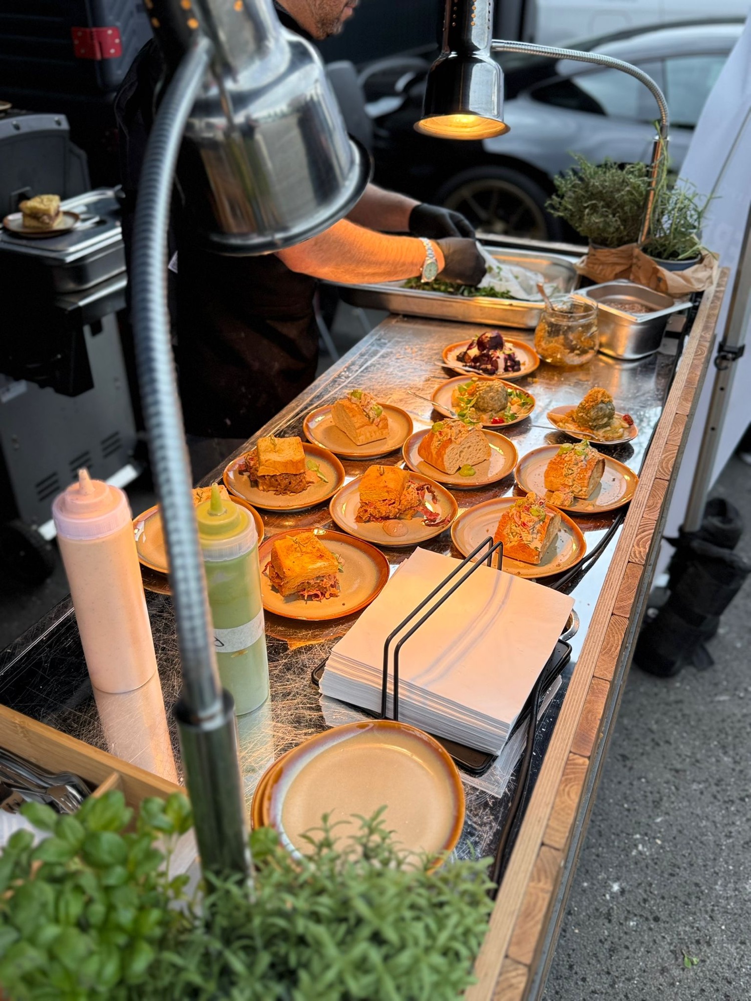 Eventraum mit Industrial-Charakter und warmer Beleuchtung