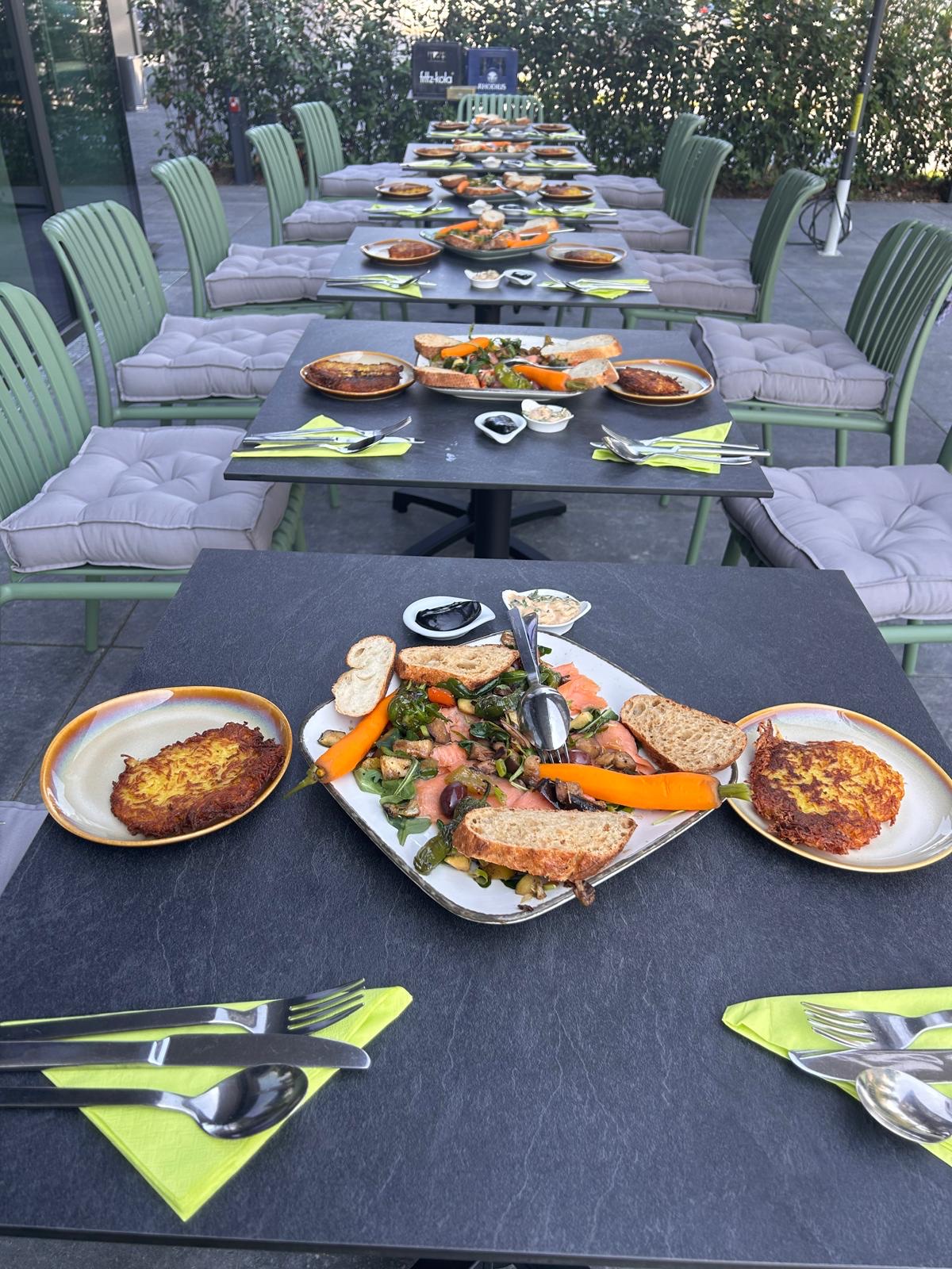 Gedeckte Tafel auf der Terrasse von THE COURT