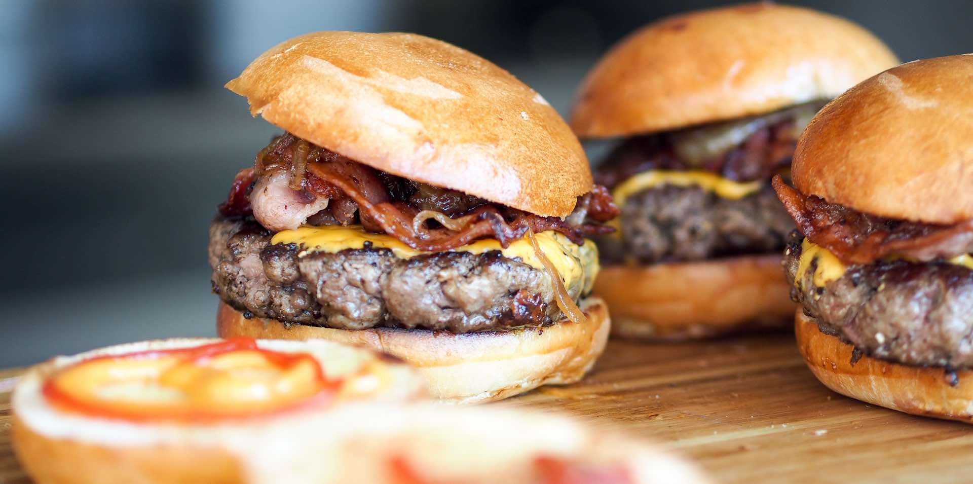Saftige Burger vom Streetfood-Catering