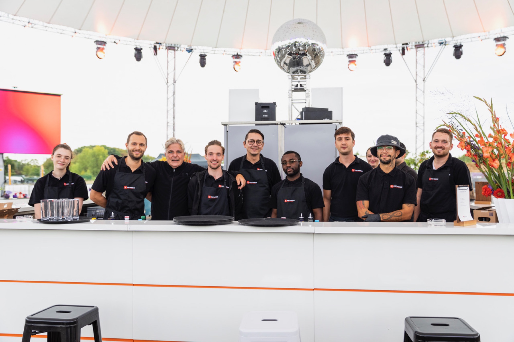 Das STREET-KITCHEN-Team hinter der Bar