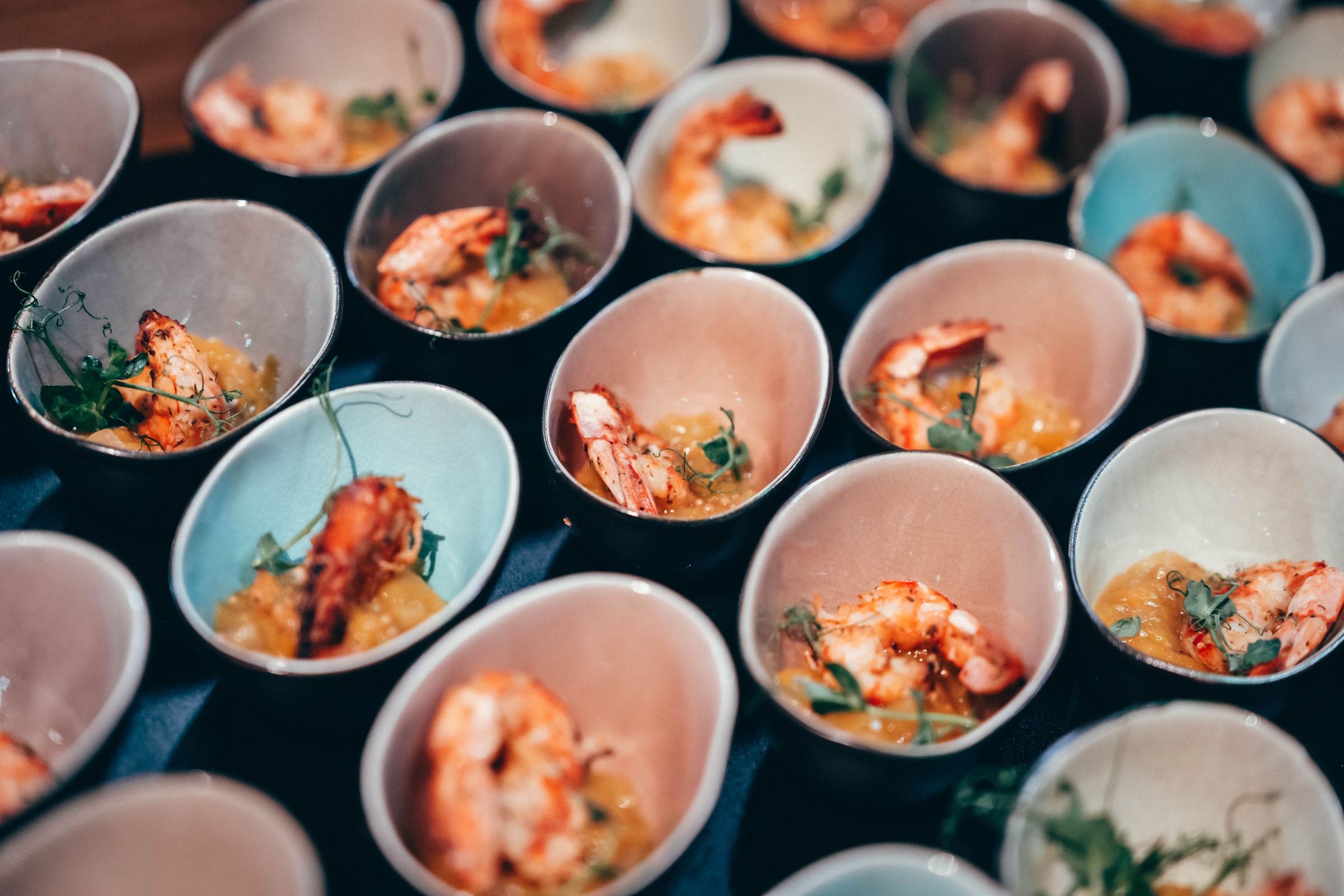 Reich gedecktes Buffet mit Fingerfood-Schälchen