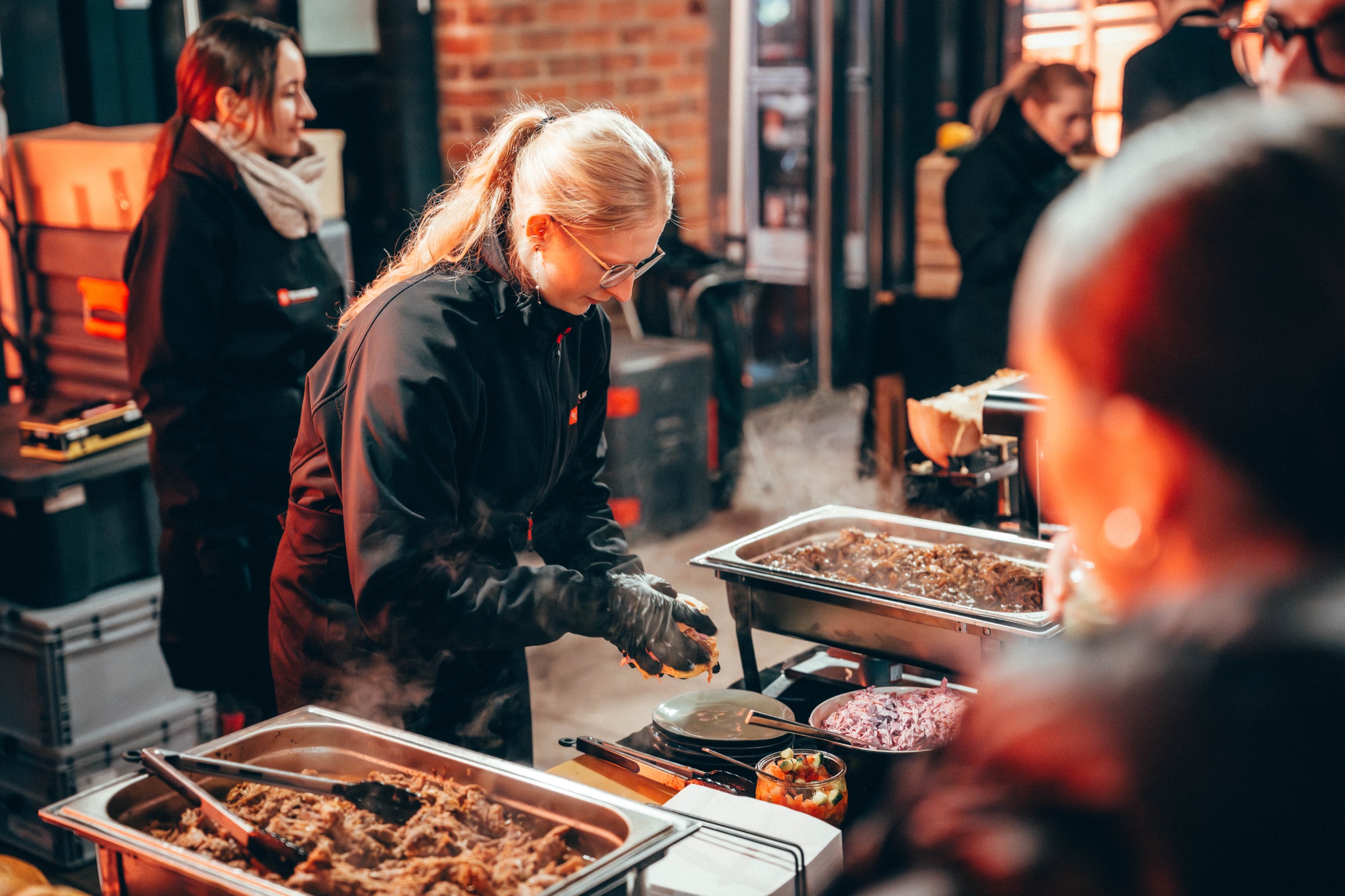 STREET-KITCHEN-Service richtet frisch am Buffet an