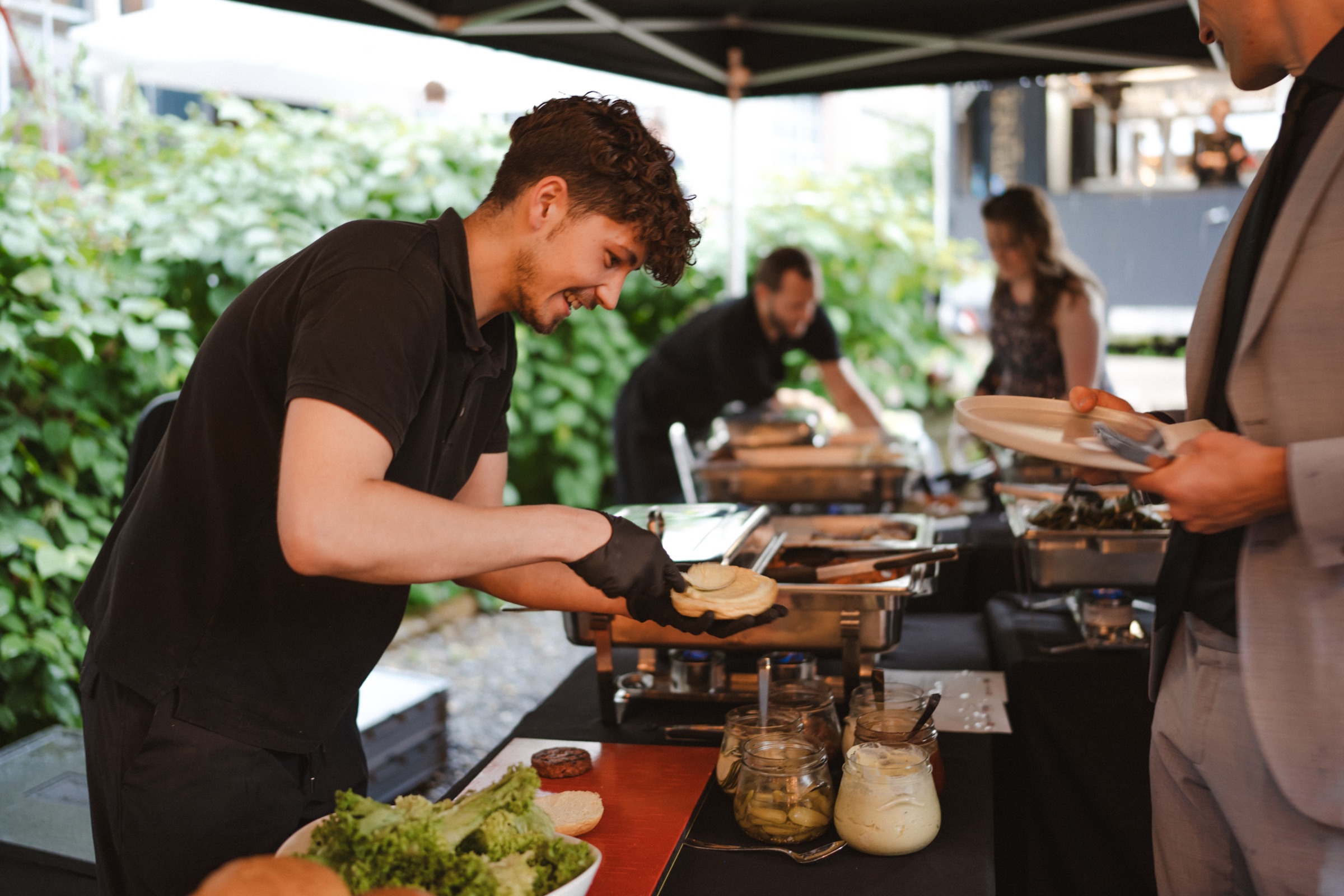 Herzlicher Service am Buffet — das Team von THE COURT by STREET-KITCHEN