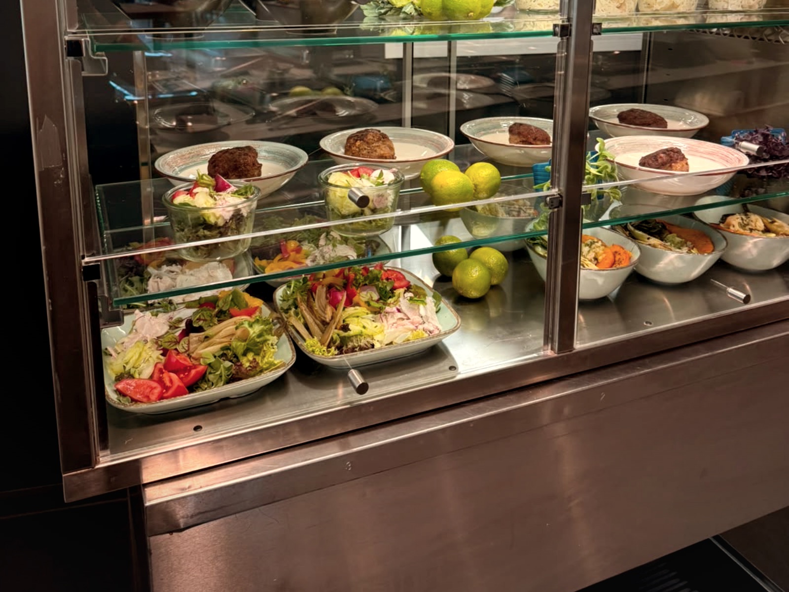 Frisch befüllte Auslage mit Salaten