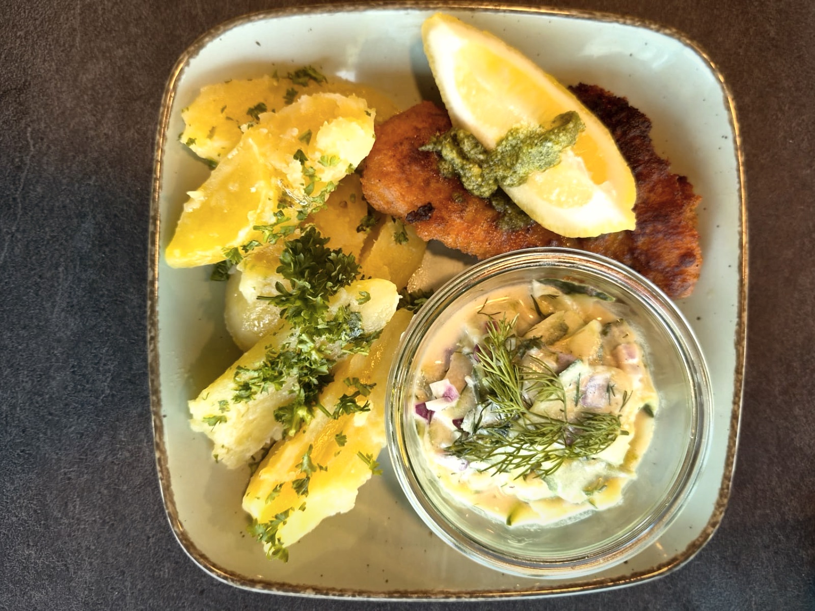 Schnitzel mit Kartoffeln und Kräuterdip