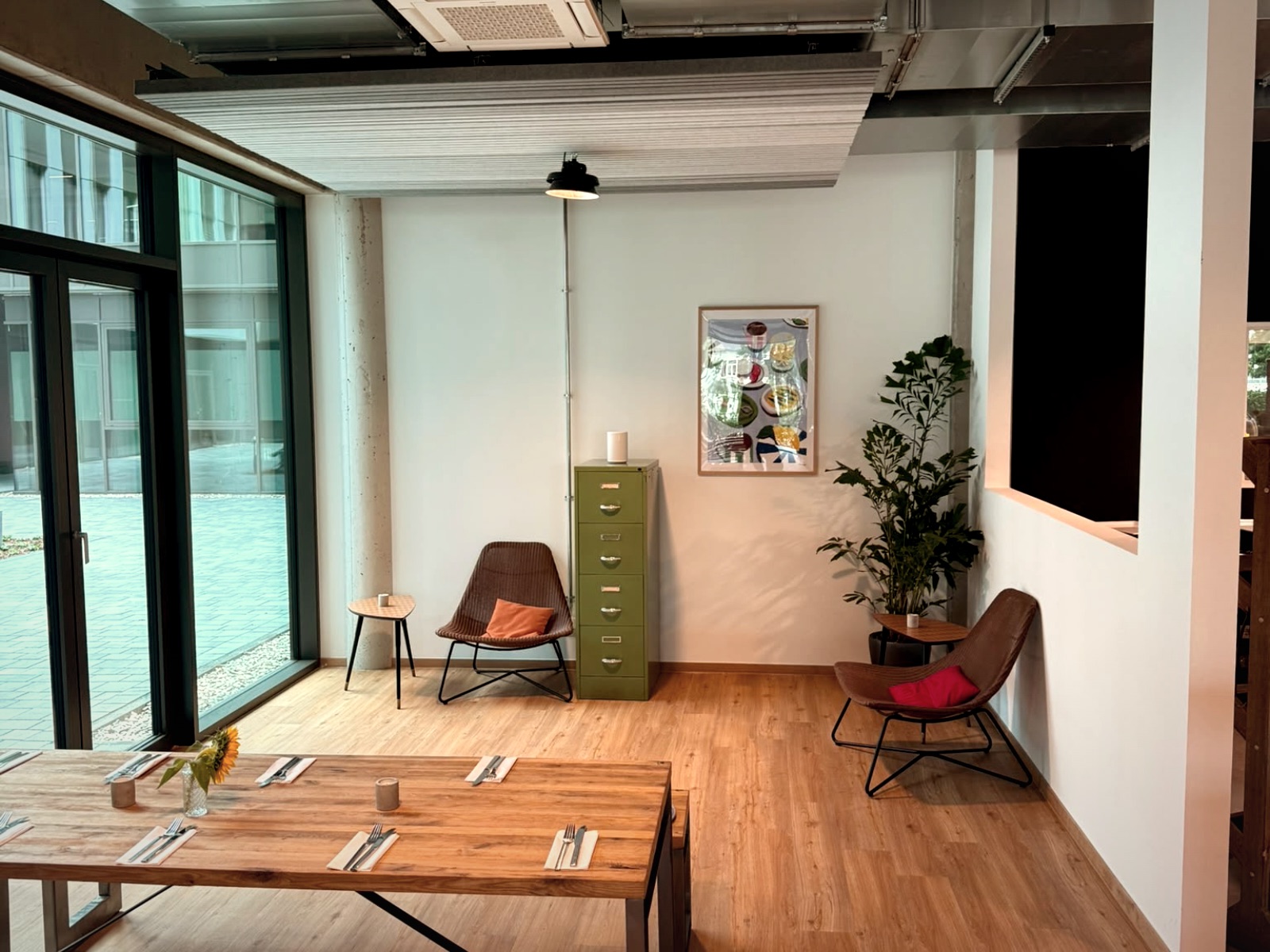Fensterfront und Lounge-Ecke im Gastraum