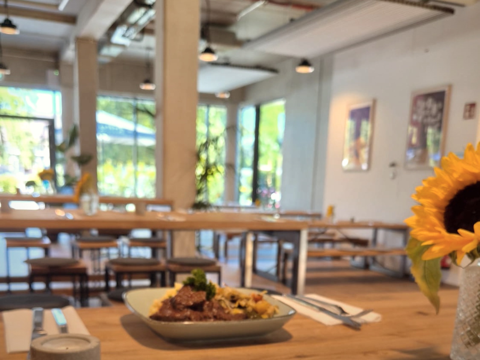 Lange Tafel im Gastraum