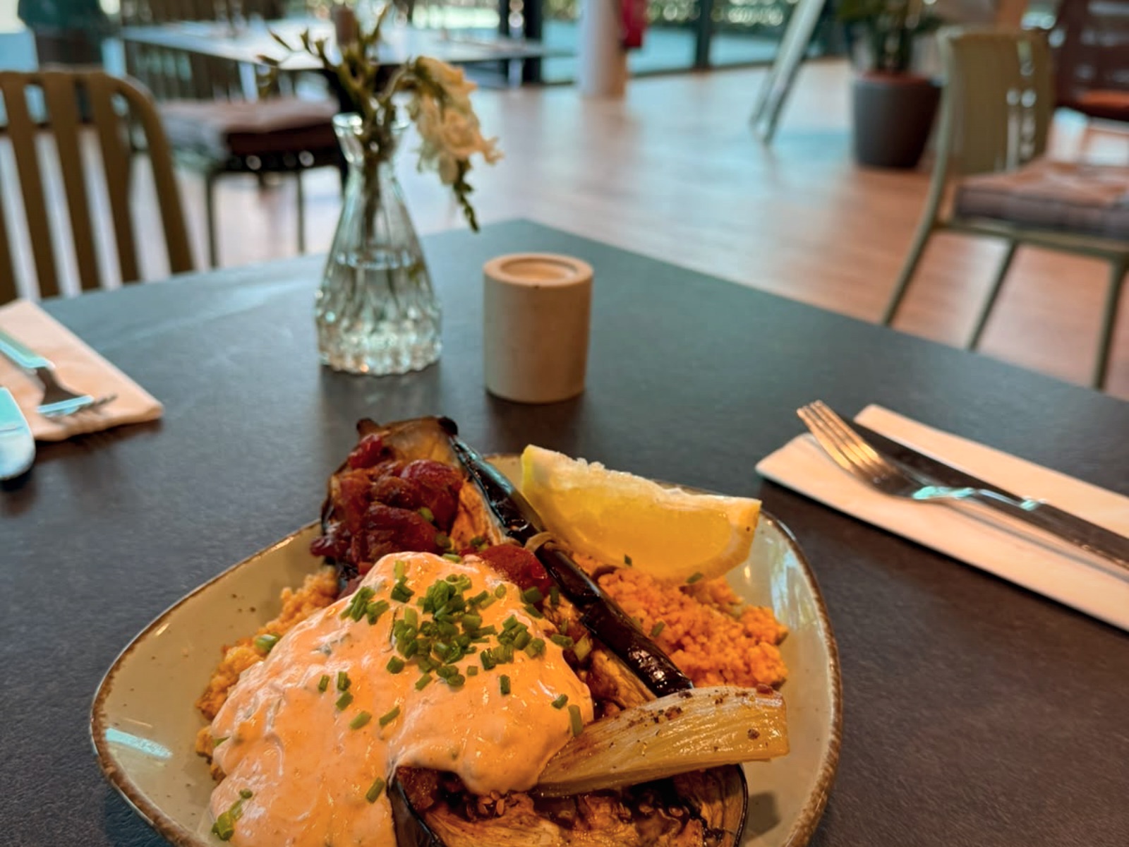 Fisch mit Couscous und Paprikasauce