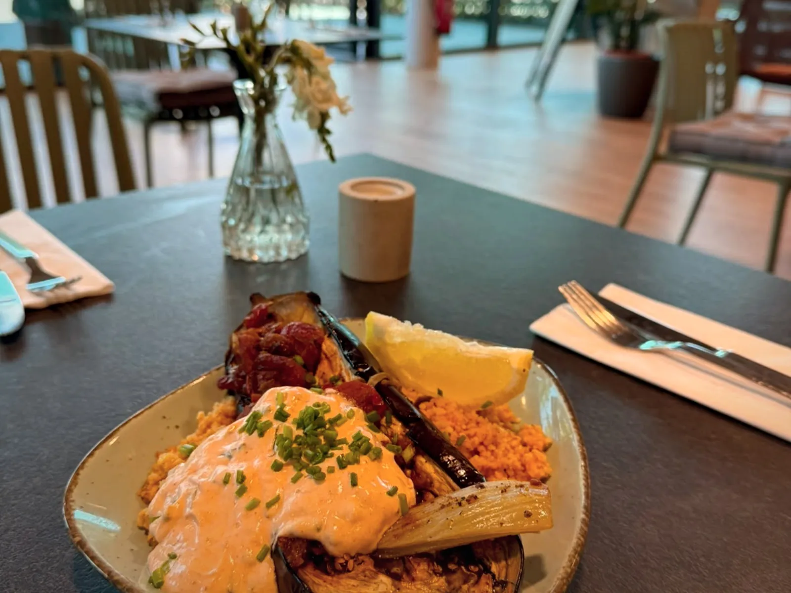 Fisch mit Couscous und Paprikasauce