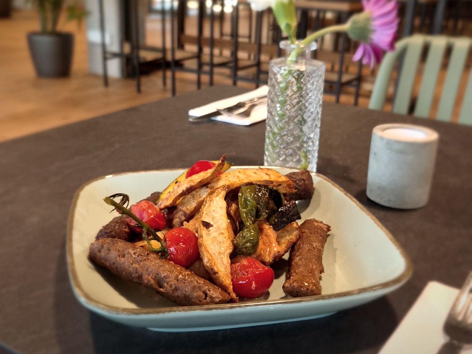 Cevapcici mit Ofengemüse und Kartoffelspalten