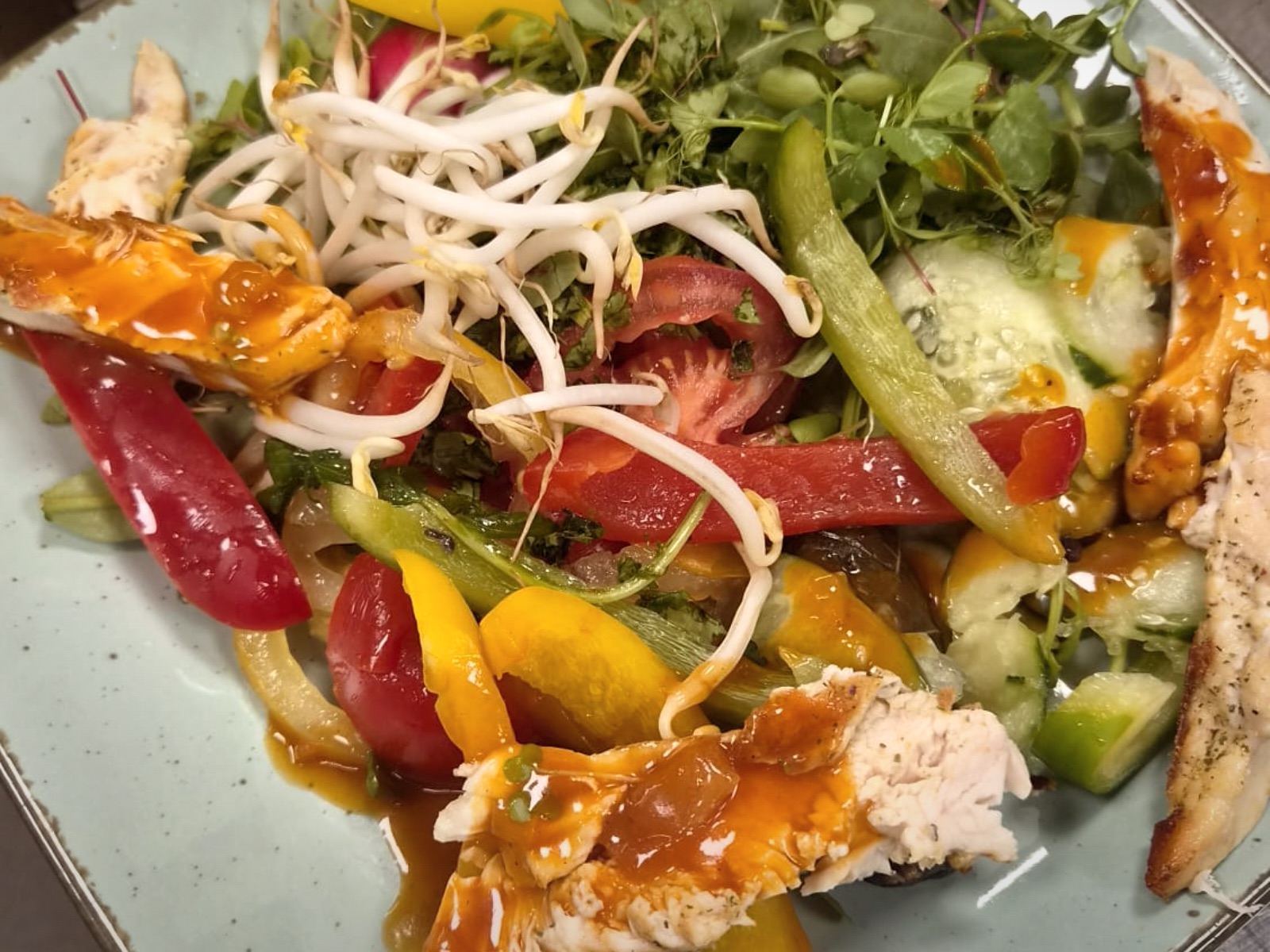 Gemischter Sommersalat mit Paprika und Sprossen
