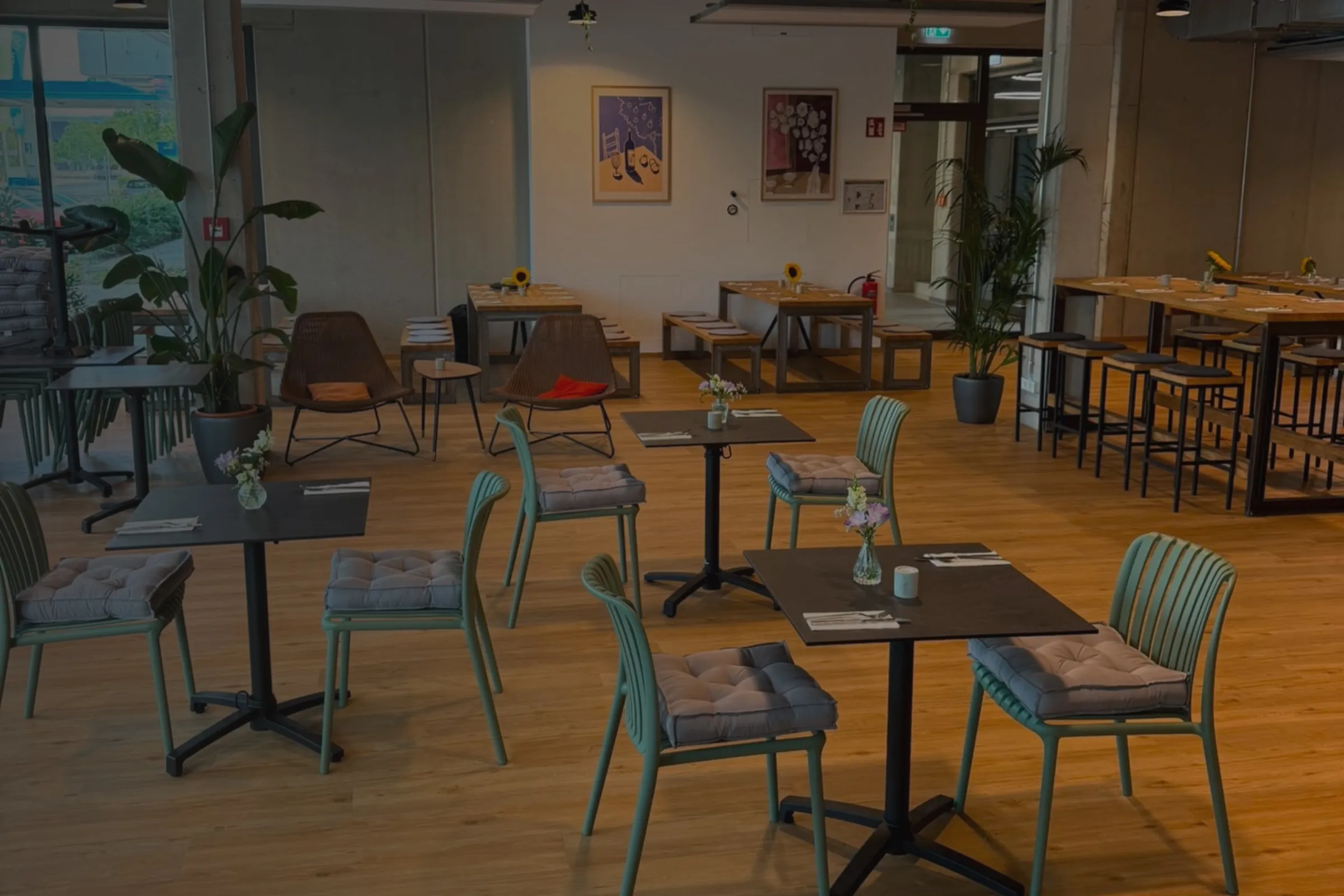 Stimmungsvolle Event-Lounge mit Sesseln und Kerzenlicht